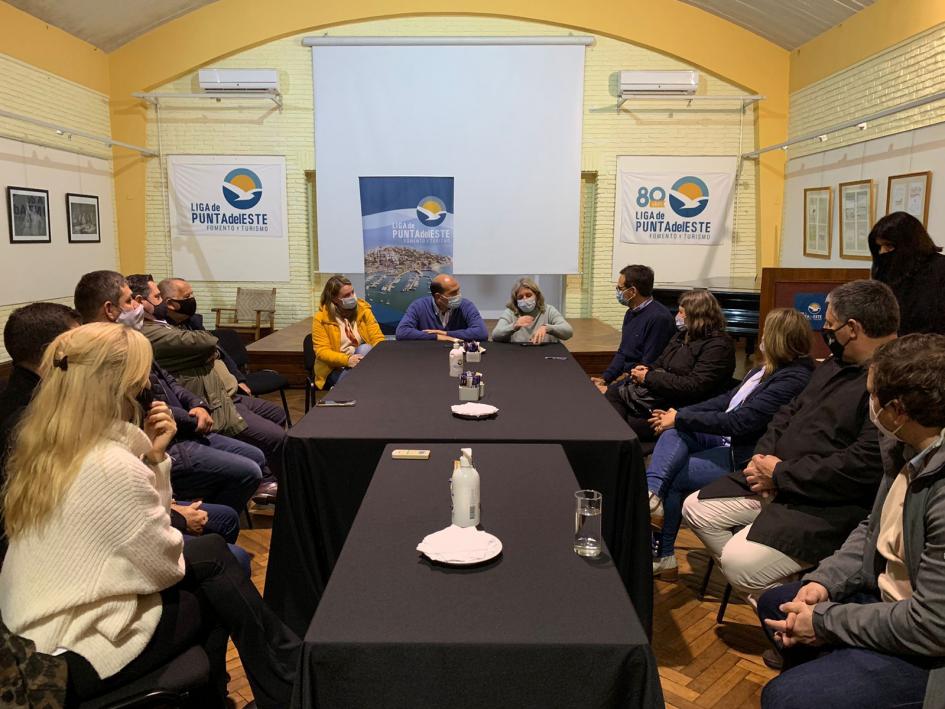 Reunión de autoridades de MIDES y Liga de Fomento y Turismo de Maldonado por convenios laborales Autoridades de MIDES y Liga de Fomento y Turismo de Maldonado reunidas en torno a una mesa