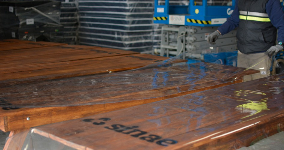 tablas de madera con el logo de Sinae tablas de madera con el logo de Sinae