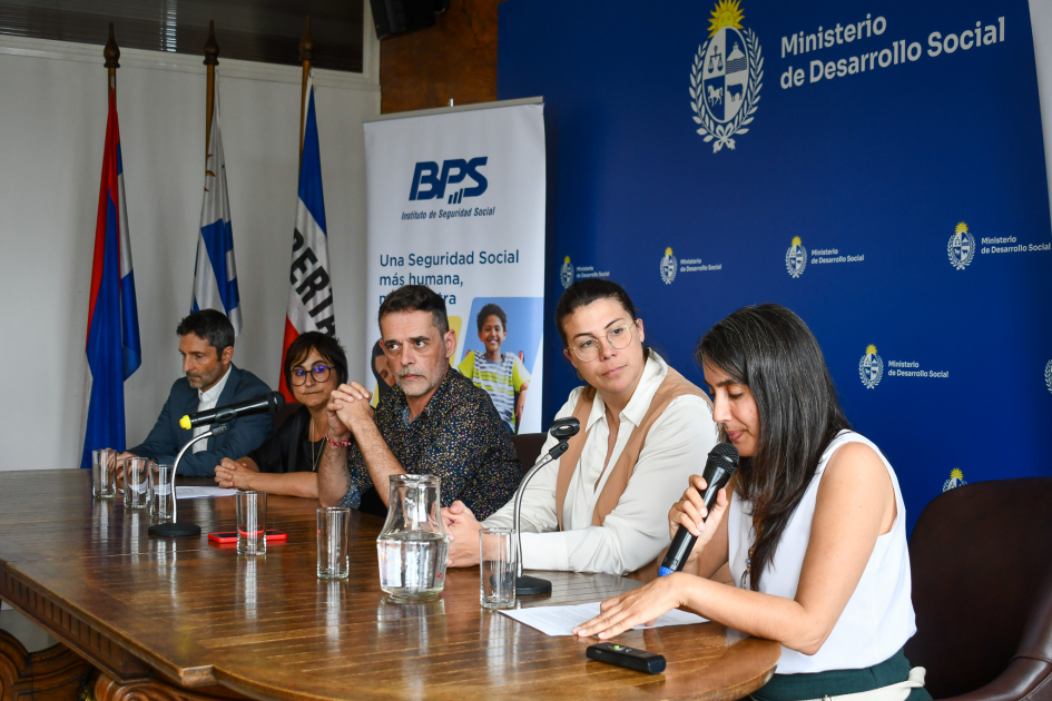 Palabras de apertura por Marianela Larzábal en la mesa de autoridades de Mides y BPS. Palabras de apertura por Marianela Larzábal en la mesa de autoridades de Mides y BPS.
