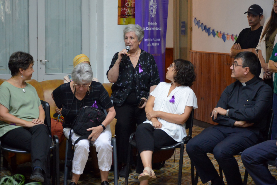 Autoridades y participantes en la inauguración del Centro de Desarrollo Comunitario Colonia.