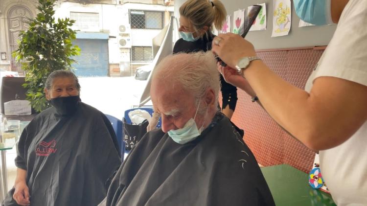 Dos de los usuarios del refugio Hotel Urban en jornada solidaria de corte de cabello Dos usuarios de refugios en jornada solidaria de corte de cabello