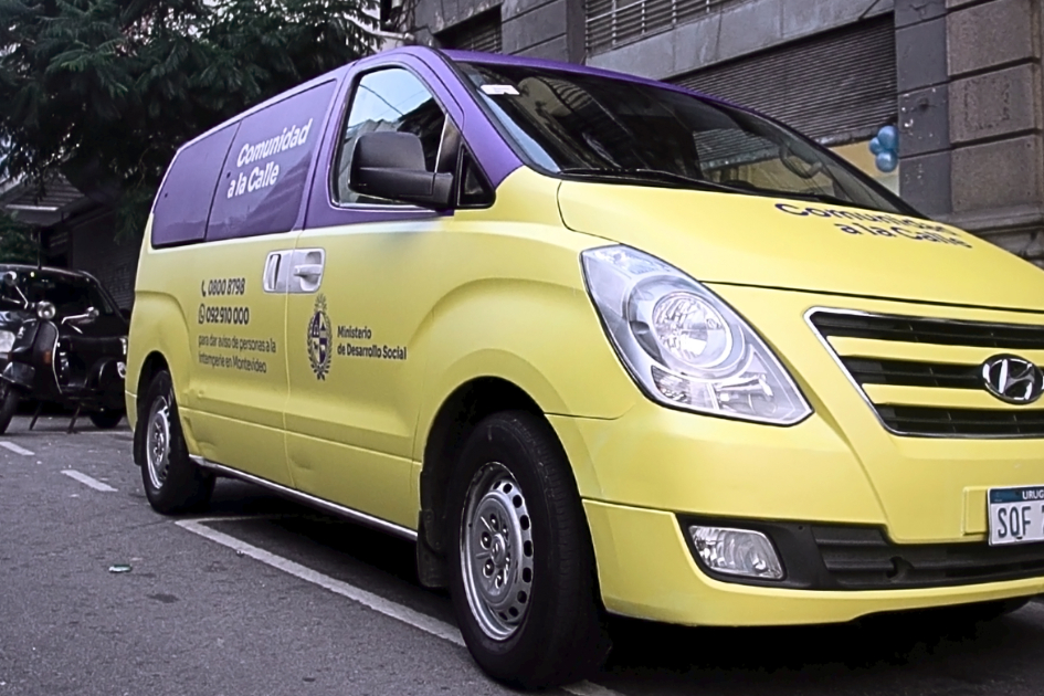 Camioneta de Comunidad a la Calle del Ministerio de Desarrollo para traslado de usuarios en calle. Camioneta del ministerio ploteada con el servicio "Comunidad a la calle"