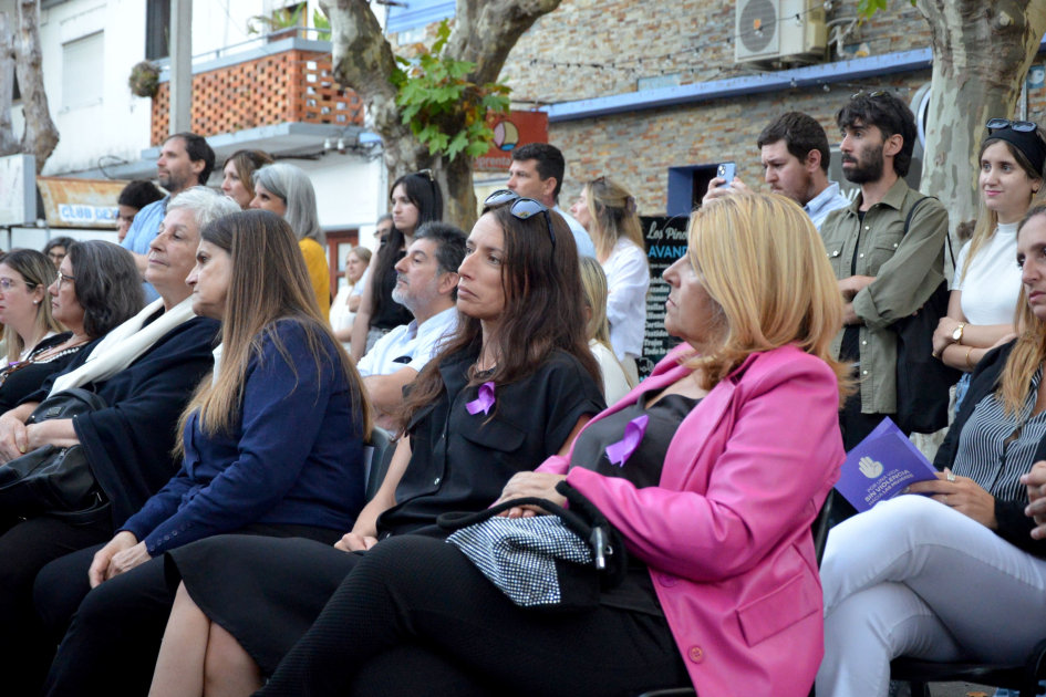 Autoridades y participantes en la inauguración del Centro de Desarrollo Comunitario Colonia.