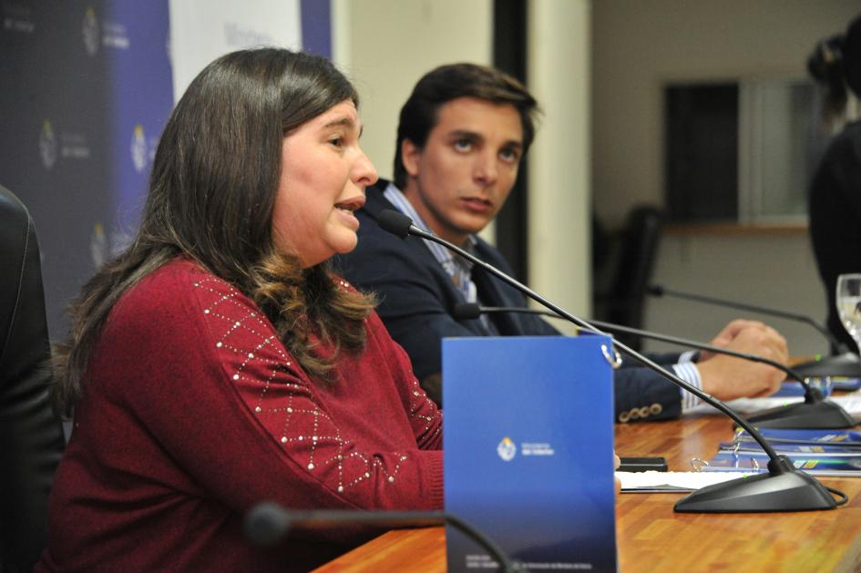 Karen Sass y Matías Terra presentando el Cuaderno de Denuncias Accesible Karen Sass y Matías Terra con micrófono, listos para hablar