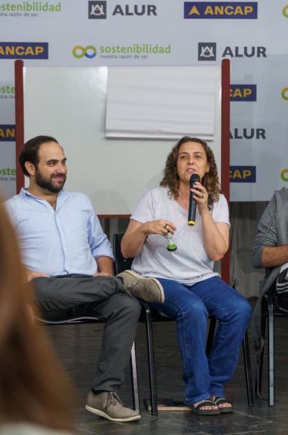 Mercedes Clara, directora de Gestión Territorial junto al ministro Gonzalo Civila. La directora Mercedes Clara habla, mientras el ministro Civila la observa