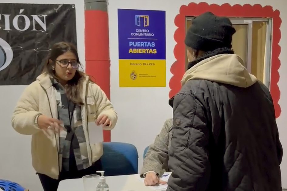 Equipos técnicos del ministerio reciben a las personas usuarias. Mujer del equipo técnico del ministerio habla con un hombre usuario del servicio en la oficina.n