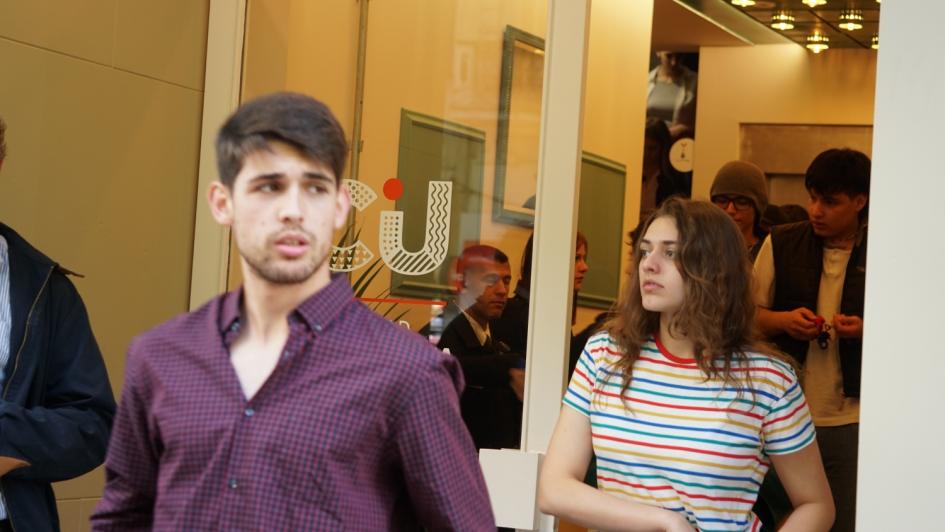 Becarios residentes de la CIU Jóvenes salen en fila del edificio de la CIU