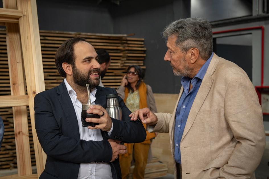 Ministro Civila en diálogo con Luis Parodi recorren Taller de Carpintería de DINALI. .