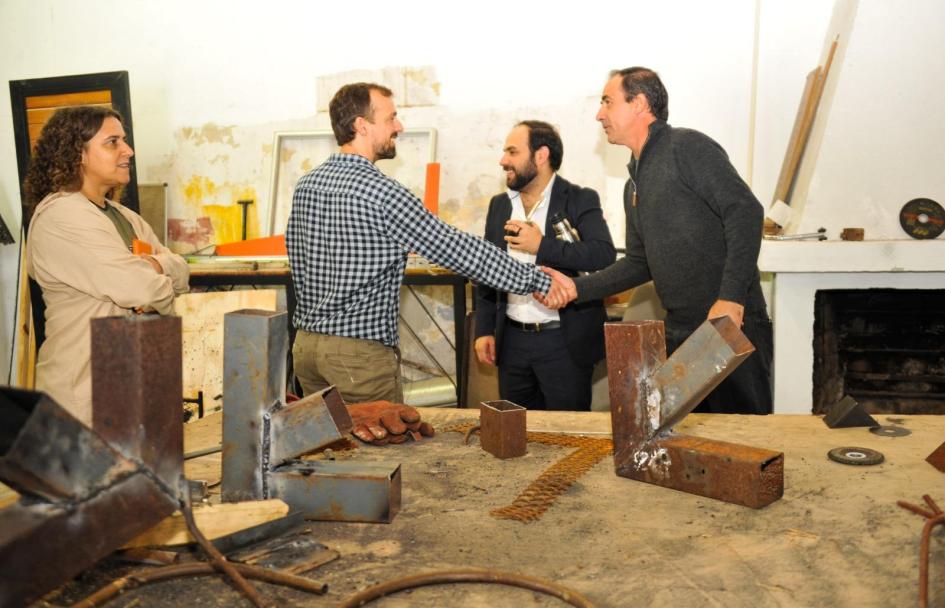 Ministro Civila, Mercedes Clara y Daniel Gerhard junto a tallerista de herrería. .