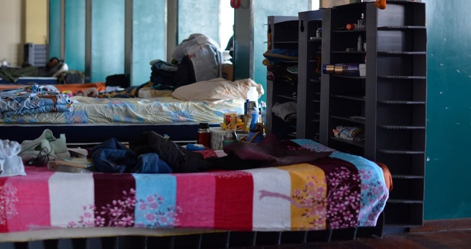 cama con estantes con objetos personales en centro de evacuados cama con estantes con objetos personales en centro de evacuados