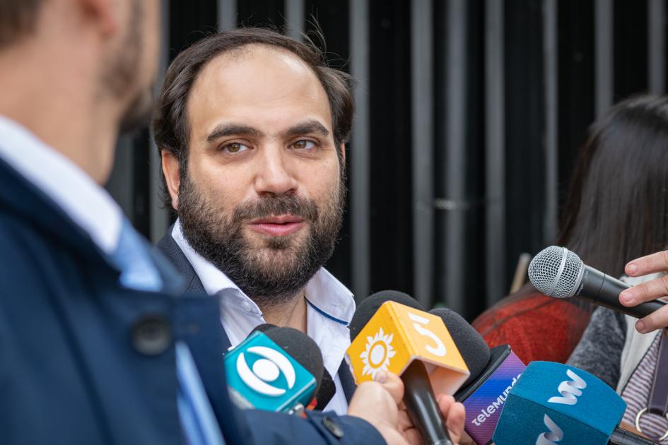 Ministro Gonzalo Civila durante declaraciones a la prensa. .