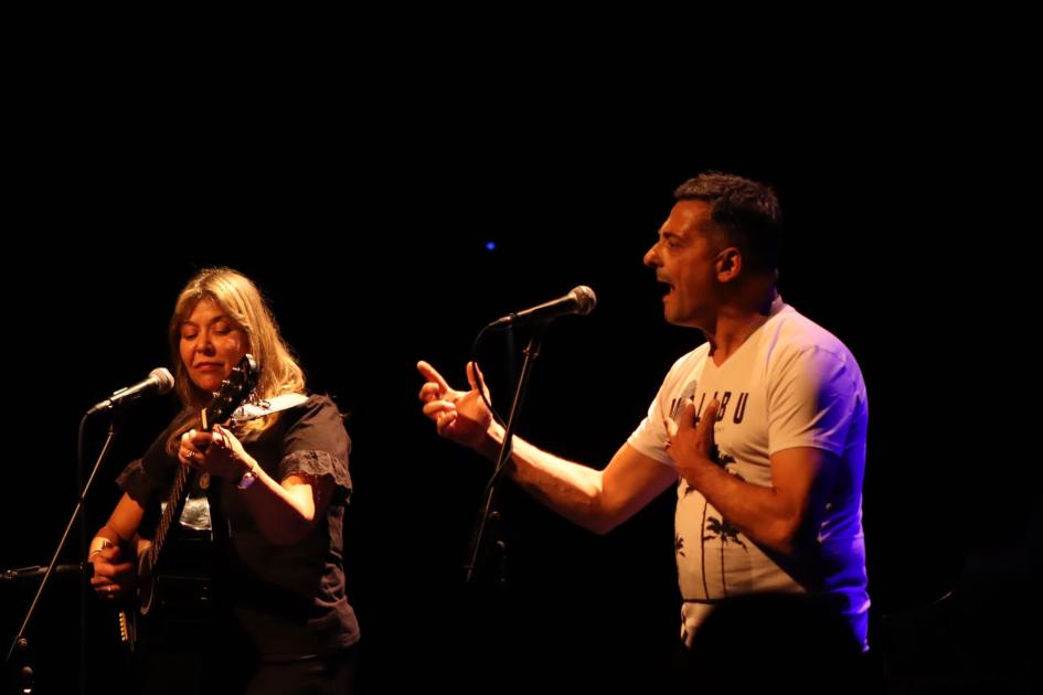 Dúo Fernando Tejera y Mónica Falchetti interpretando "Mucho palo". Ella toca la guitarra criolla..