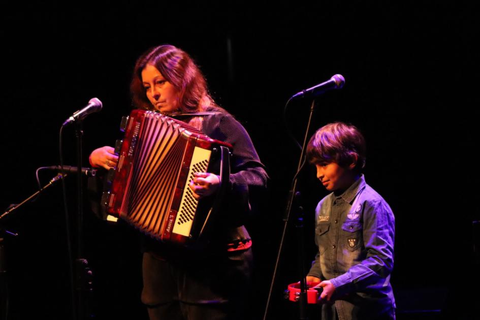 María Felicidad Méndez de Cebollati, Rocha presentando "Música para bailar". Mujer toca acordeón, a su lado niño toca pandereta.
