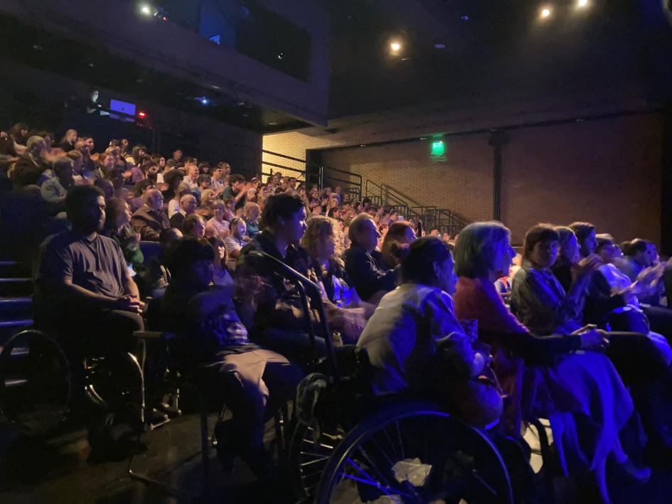 Público en la Sala Hugo Balzo del SODRE, a sala llena.