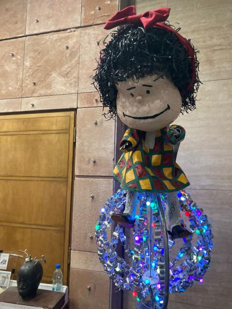 Mafalda, realizada en tamaño grande, realizada con materiales reciclados.