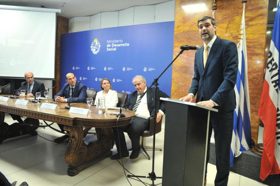 Nicolás Martinelli, ministro del Interior, durante su oratoria. N.Martinelli en estrado, pabellones patrios. Atrás mesa de oradores: Lema, Brugman, Petit, Abdala