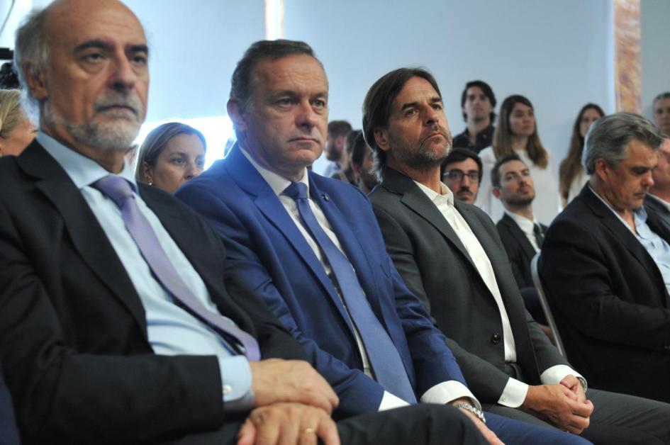 Presidente Lacalle Pou junto a autoridades de gobierno Primera fila de invitados, Lacalle Pou, Alvaro Delgado y otras autoridades de gobierno.
