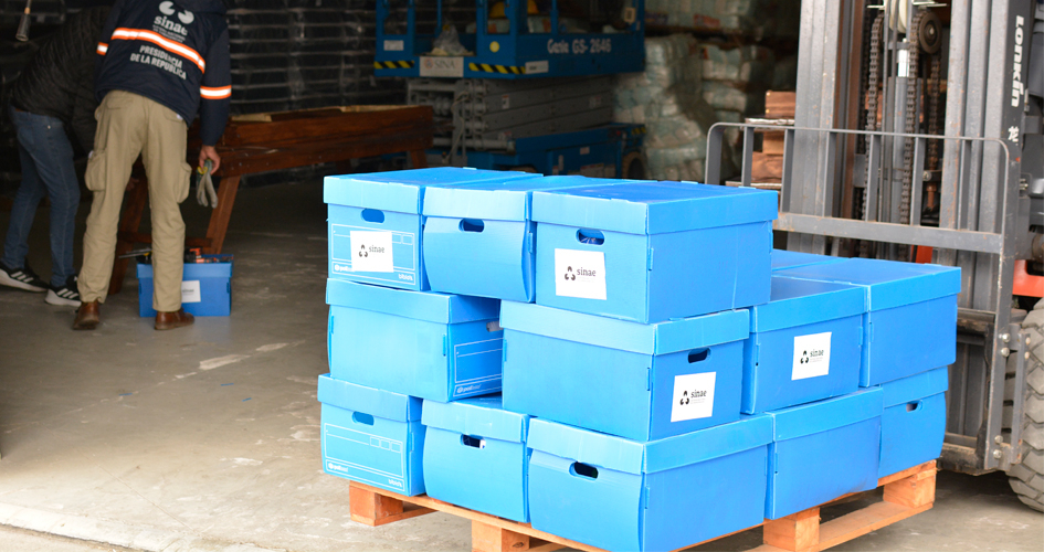 Cajas azules apiladas sobre un palet