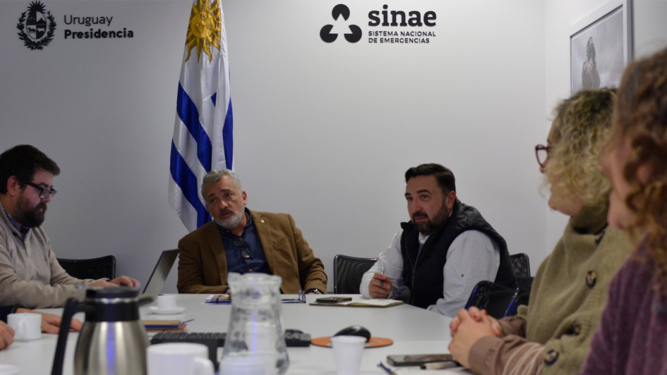 Personas reunidas en torno a una mesa en el Sinae