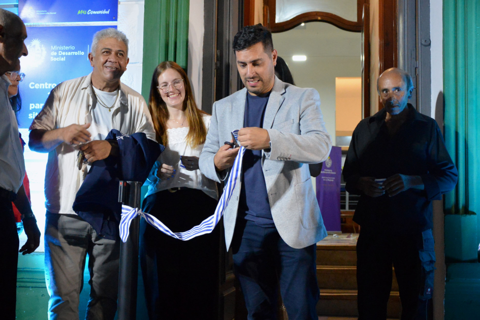 Autoridades y participantes en la inauguración del Centro de Desarrollo Comunitario Colonia.