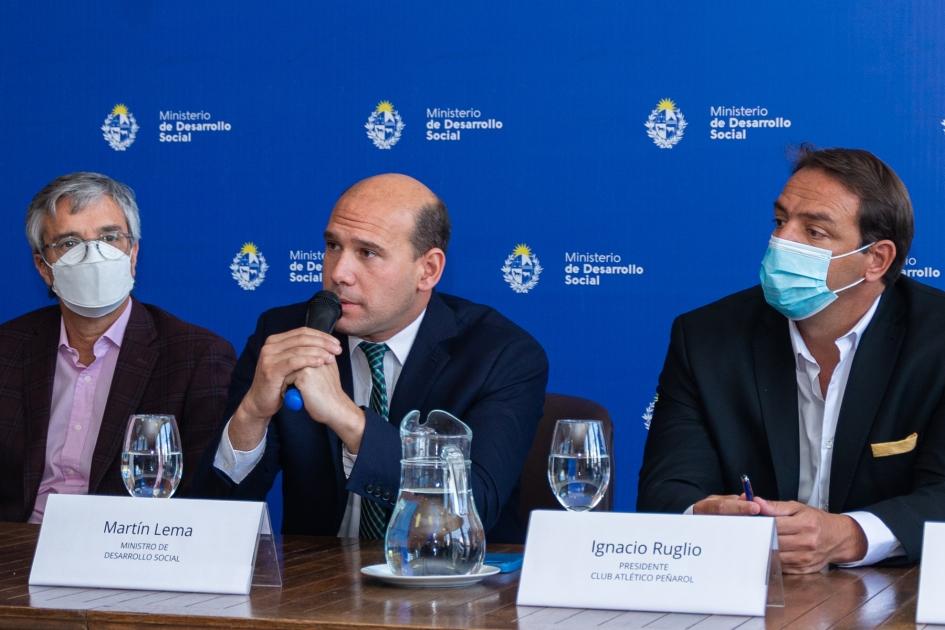 Ministro Lema junto a los presidentes de Nacional y Peñarol en firma de convenio con ambos clubes