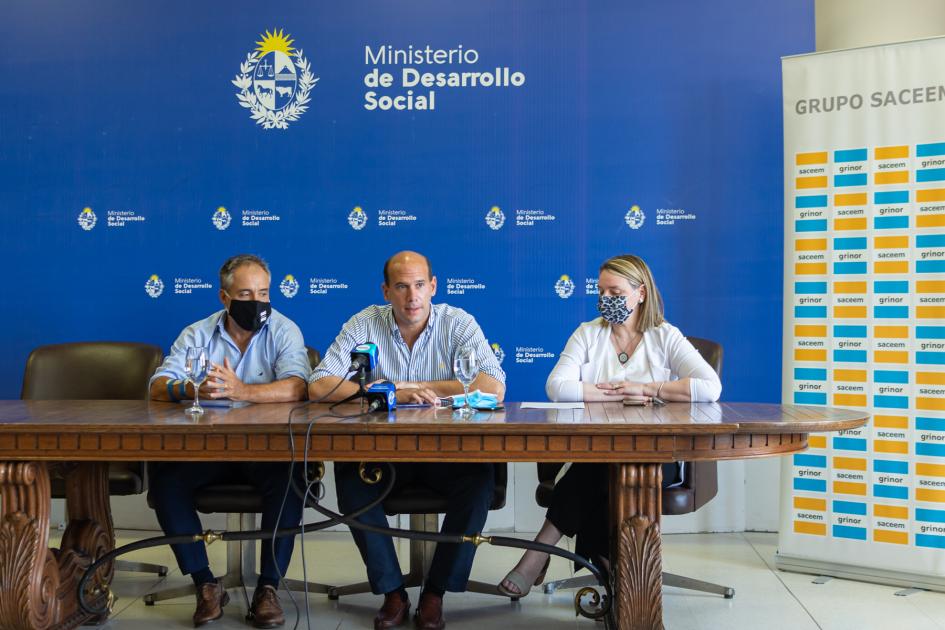Autoridades firman el convenio Autoridades firman el convenio