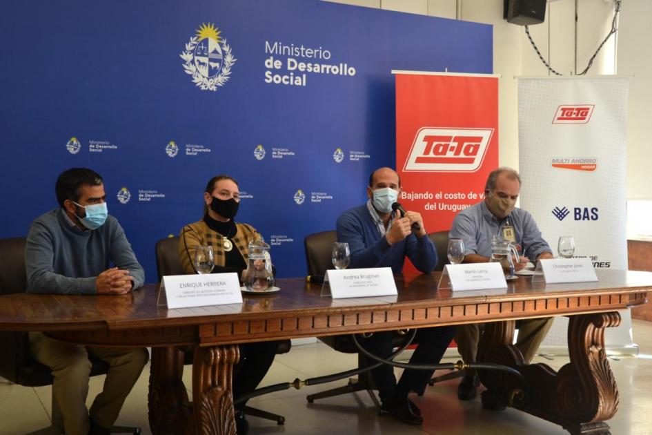 Firma de convenio Ministerio de Desarrollo Social y Grupo TA-TA Ministro Lema, subsecretaria Brugman junto a Christopher Jones y Enrique Herrera del Grupo TA-TA