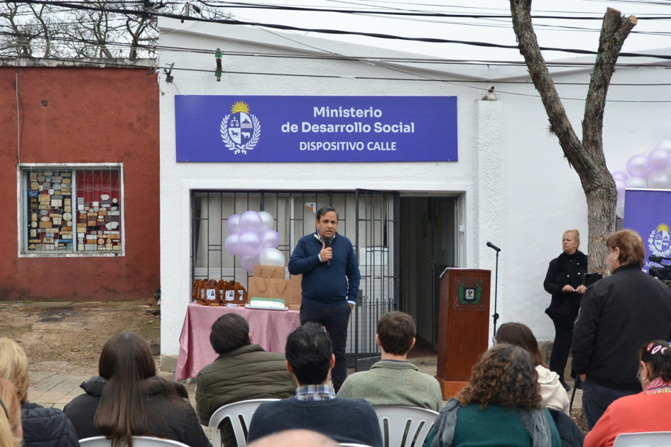 Jorge Vaz Tourem hablando durante la inauguración del centro en Salto.