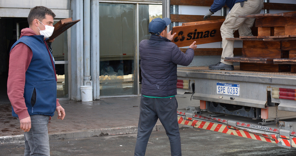 Distribución a los Centros de Evacuación, del mobiliario construido por trabajadores de la Dirección