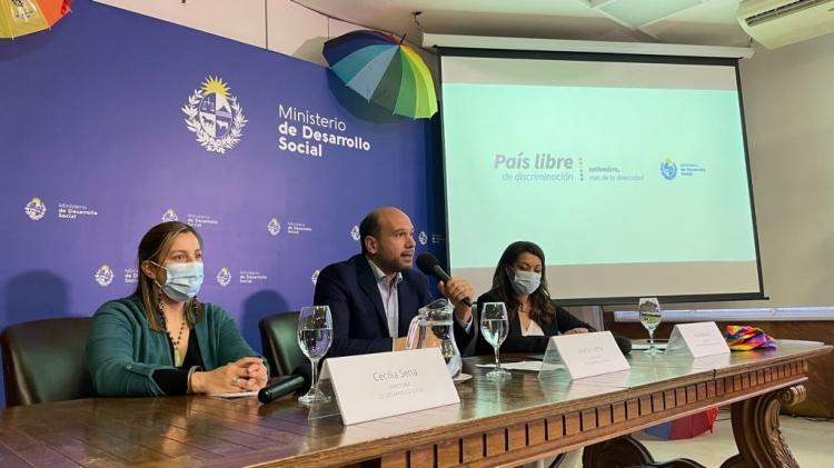 Autoridades de gobierno y representantes de la sociedad civil en lanzamiento del Mes de la Diversidad Autoridades de gobierno y representantes de la sociedad civil en Mes de la Diversidad