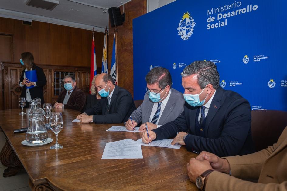 Autoridades de Mides y Asse en firma de convenio para atención médica integral a usuarios de programas del ministerio Autoridades de Mides y Asse en firma de convenio para atención médica integral