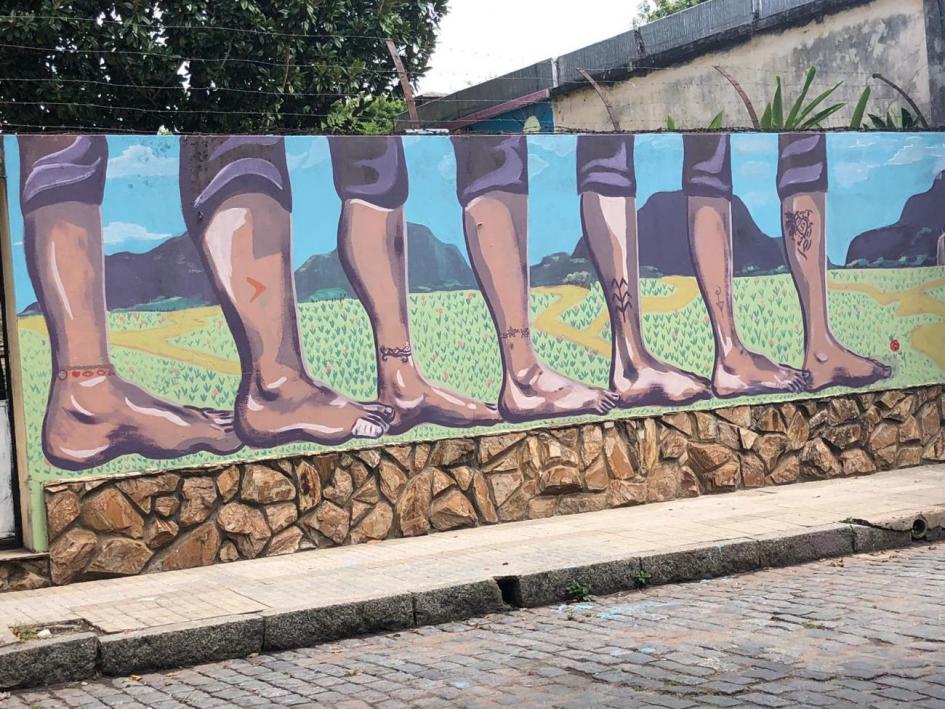 Mural con pies en su diseño Mural con pies en su diseño