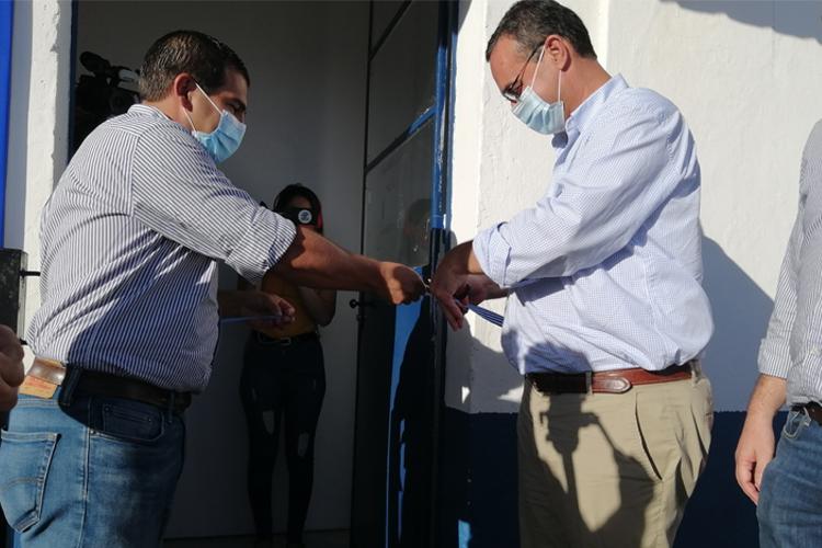Ministro Pablo Bartol junto a José Yuramendi, Intendente de Cerro Largo Corte de cinta en inauguración local en Río Branco
