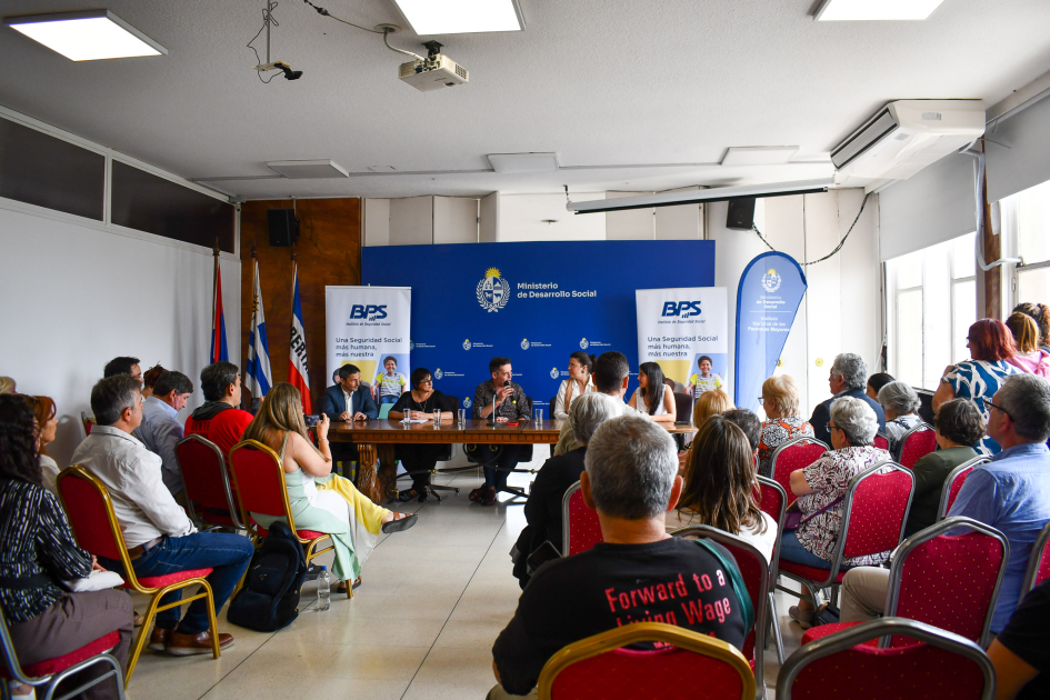 Publico que asistió a la firma del convenio Mides - BPS Publico que asistió a la firma del convenio Mides - BPS