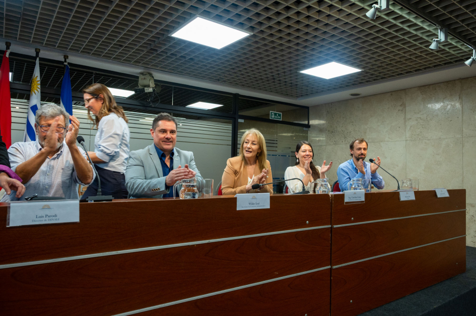 Mesa de autoridades (Foto: Departamento de Fotografía del Parlamento del Uruguay) Mesa de autoridades (Foto: Departamento de Fotografía del Parlamento del Uruguay)