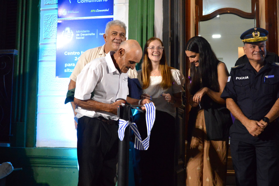 Autoridades y participantes en la inauguración del Centro de Desarrollo Comunitario Colonia.