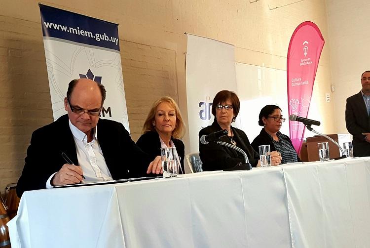 Momento de la firma del convenio Canasta de Servicios