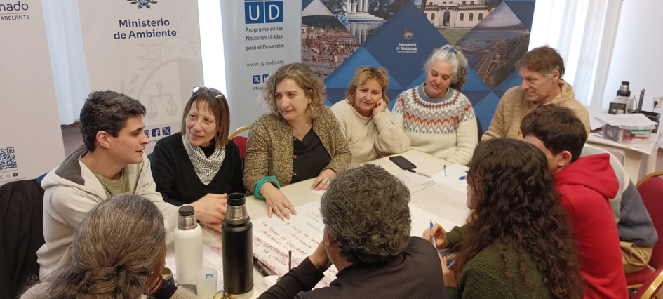 Trabajo en grupos durante el Diálogo Regional Este realizado en Piriápolis el 13/9/2025