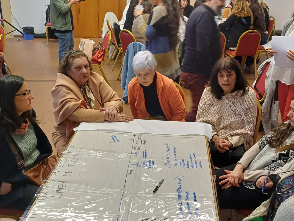 Trabajo en grupos durante el Diálogo Regional Este realizado en Piriápolis el 13/9/2025