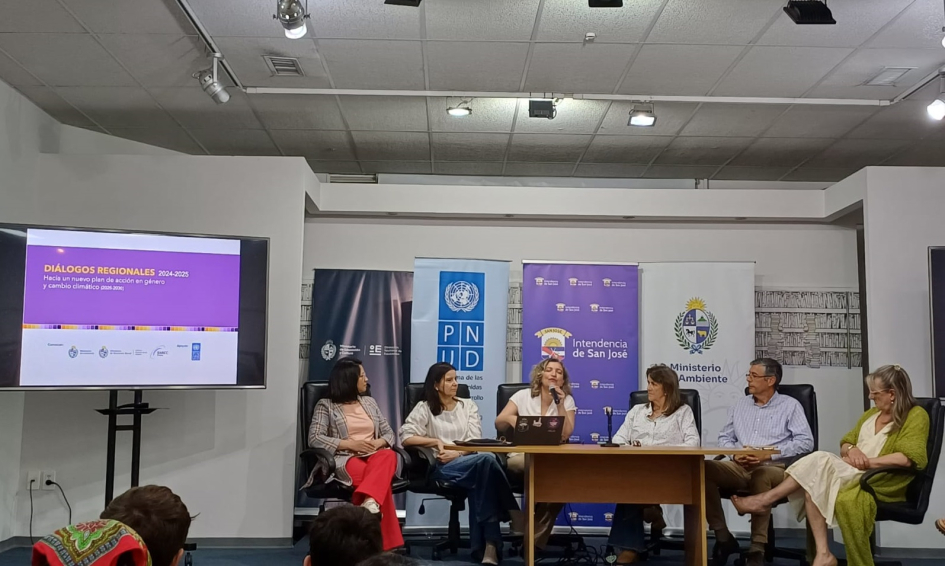 Leticia Benedet en uso de la palabra durante el Diálogo Regional Sur sobre Género y Cambio Climático Leticia Benedet en uso de la palabra durante el Diálogo Regional Sur sobre Género y Cambio Climático