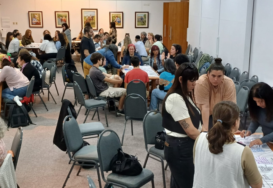 Trabajo en grupos durante el Diálogo Regional Sur sobre Género y Cambio Climático Trabajo en grupos durante el Diálogo Regional Sur sobre Género y Cambio Climático