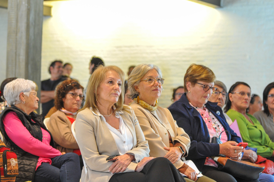 Cosse, Xavier y mujeres del medio rural durante el Encuentro de Mujeres Rurales. Foto: Presidencia.