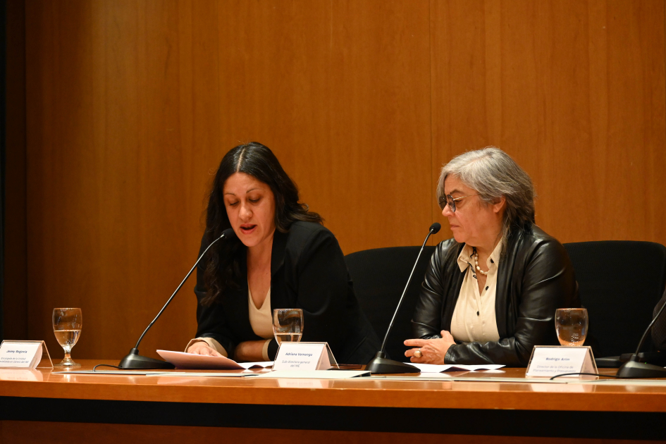 Jenny Segovia en uso de la palabra durante la presentación de la UEG (INE). Foto: INE.
