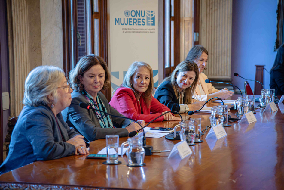 Mónica Xavier en uso de la palabra durante el Encuentro Mujeres en Política. Foto: Parlamento Uy. Mónica Xavier en uso de la palabra durante el Encuentro Mujeres en Política. Foto: Parlamento Uy.