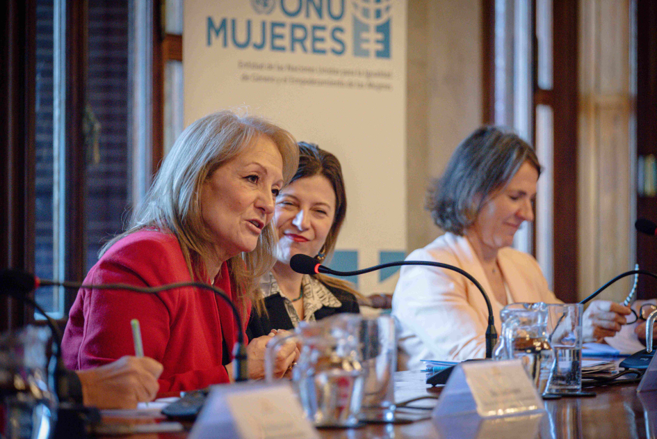 Carolina Cosse en uso de la palabra durante el Encuentro Mujeres en Política. Foto: Parlamento Uy. Carolina Cosse en uso de la palabra durante el Encuentro Mujeres en Política. Foto: Parlamento Uy.