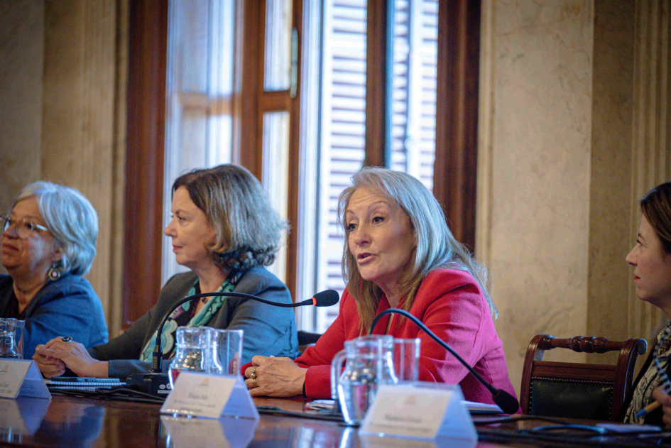 Carolina Cosse en uso de la palabra durante el Encuentro Mujeres en Política. Foto: Parlamento Uy. Carolina Cosse en uso de la palabra durante el Encuentro Mujeres en Política. Foto: Parlamento Uy.