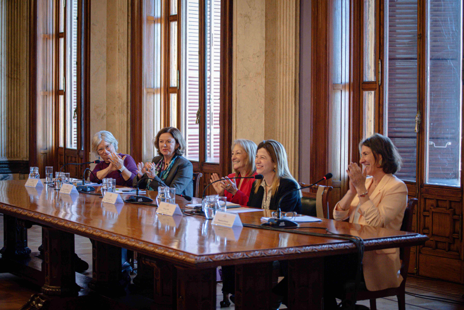 Mesa de apertura del Encuentro Mujeres en Política. Foto: Parlamento Uruguay. Mesa de apertura del Encuentro Mujeres en Política. Foto: Parlamento Uruguay.