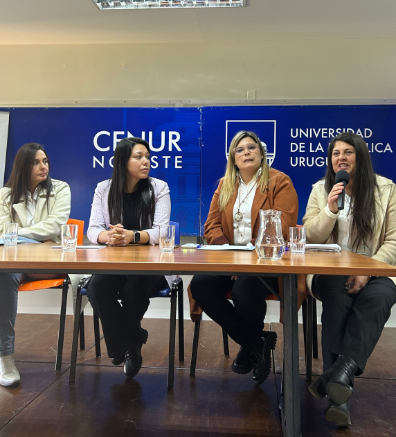 Mesa con docentes referentes de DGETP, DGES y CFE durante el lanzamiento de NLV 2025