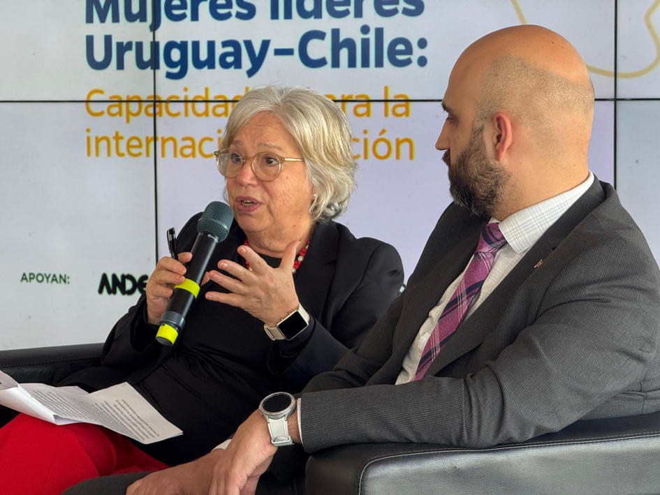 Mónica Xavier en uso de la palabra durante el taller Mujeres líderes emprendedoras Uruguay-Chile Mónica Xavier en uso de la palabra durante el taller Mujeres líderes emprendedoras Uruguay-Chile