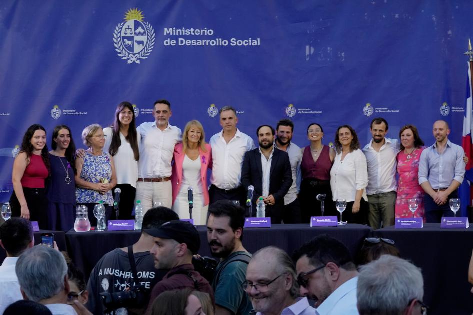 Autoridades del Ministerio de Desarrollo Social junto al presidente y vicepresidenta (Foto: adhoc) Autoridades del Ministerio de Desarrollo Social junto al presidente y vicepresidenta (Foto: adhoc)
